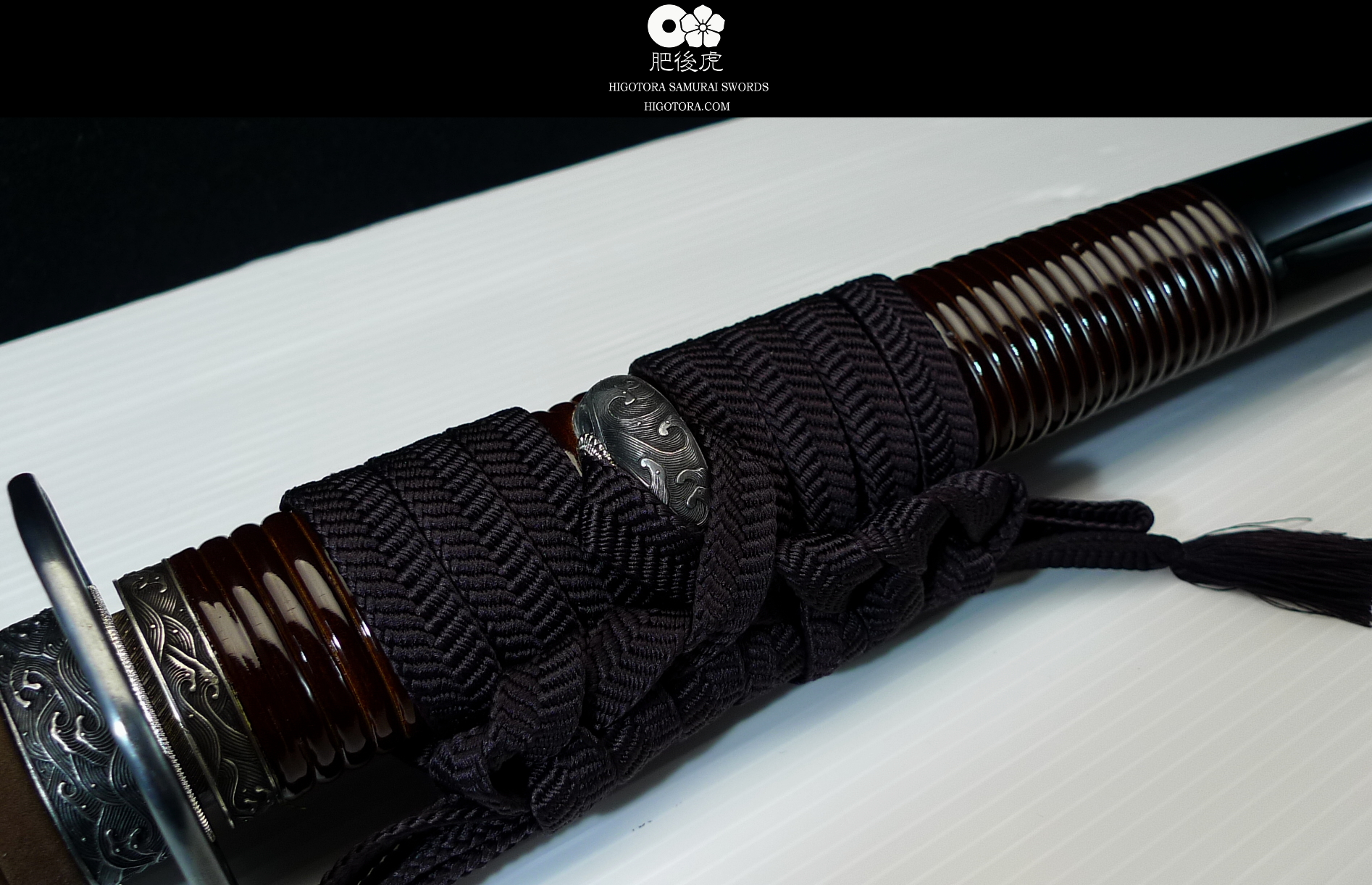 高級　居合刀大小　雲龍紋鍔　金微塵塗鞘　刀は合金です。 高級 居合刀大小 雲龍紋鍔 金微塵塗鞘 刀は合金です。